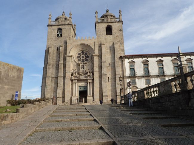 徒歩で橋を渡るとすぐそこに、カテドラルです。