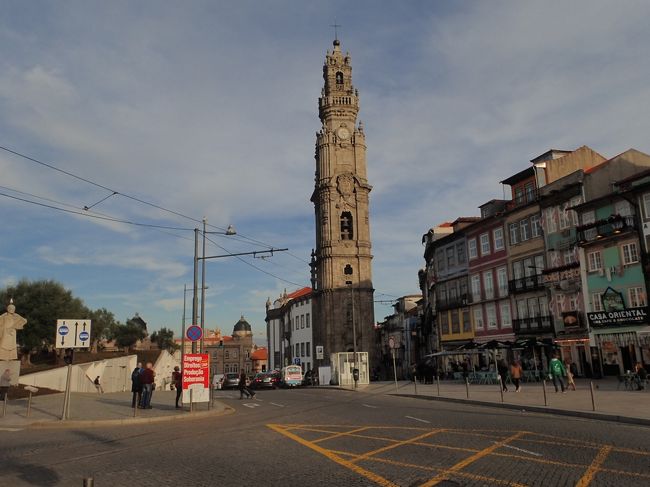 教会の反対側には塔が