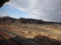 かつては首都圏と長野や北陸方面を結ぶ幹線・信越本線だった複線区間を行く。
このあたり、浅間山がよく見えるはずだが、今日は雲に隠れていた。