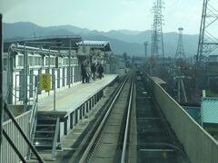 新幹線との接続駅、佐久平駅。
新幹線が地上駅で在来線がその上を高架で通り越しているという、通常とは逆の構造の駅。
そのため、この駅の前後が小海線で唯一の高架区間になっている。
