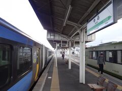 中込駅のホーム。
一応佐久市の中心駅だが、今は新幹線駅近くの方が栄えていて、乗降客もそちらの方が多いらしい。