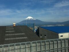 よく晴れていたので富士山がとてもきれい。車内放送も「本日は富士山が大変よく見えます」と言ってました。