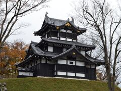 高田城は、
慶長19年（1614）、徳川家康の六男・松平忠輝公の居城として築かれたとか。
三重櫓は１９９３年に復元されています。
黒壁が印象的で、風格あるたたずまいです。