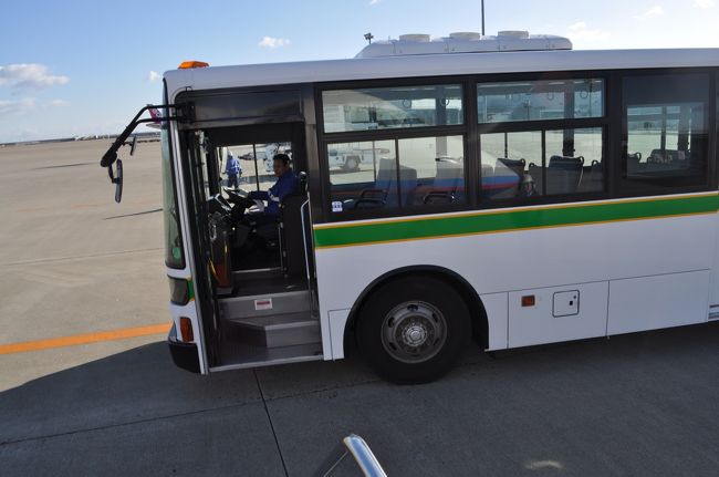 　沖止めでバス移動でした。<br />　といっても、ほんのわずかな距離でしたが。