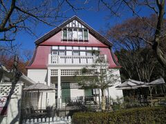 一番最初に向ったのは、デ・ラランデ邸です。
ゲオルグ・デ・ラランデの作品で、神戸にある風見鶏の館も彼の作品です。
移築するのに6億円もかかったそうです。
すご&#12316;い。