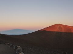 日没の逆側、ヒロ方面。
右側の山が本当の山頂。
で、左側の山の影がマウナケアの影、通称「影マウナケア」。
くっきりと見えてきれい！
