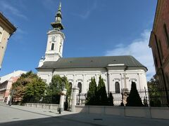 駅からのんびりと20分ほど歩いて、まずはSaint George's Cathedral(Saborni hram svetog velikomu&#269;enika Georgija)へ。
こちらは20世紀初頭に作られたセルビア正教の教会。中に入って少し見学．．．。
