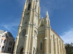 正教の教会から南にちょっと歩くと見つかるのは、Name of Mary Church(Crkva imena Marijinog)。
こちらはカトリックの教会。ノヴィサドは現在もセルビア人以外の民族も多く暮らしており、カトリックの信者も多いらしい。
こちらも中に入って少し見学．．．。