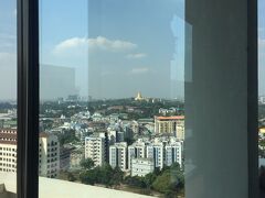 タクシーで、さくらタワーへ戻りスカイビストロで休憩しました。ちょうど北西の窓際の席が空いていたので、シュエダゴンパヤーが良く見えました。