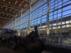 エアカナダのカルガリー直行便は週３便。
金曜日の１６時に成田を出ると、金曜日の１０時にカルガリーに到着して得した気分。Brewstersという旅行会社が、バンフまでの高速バスを運行しています。ネット予約ですが、空港のカウンターでは日本語対応してくれるので安心です。