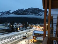 この時期の日の出は8:30位。日の入りも早いので、スキー・スノボを楽しむには、暗いうちに起きることが大事になります。