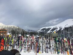 土日はこんな感じの混雑です。ここからクワッドリフトが３方向に伸びていますので、ここをベースに2730／2398メートルの山頂までを往復する人の方が多数派。
混雑してくると、ここから一度降りて別の山にかかるリフトで楽しむこともできます。