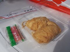 稲荷社にきたらお稲荷さん。三角のお稲荷さんは初めて見ました。

名物らしい鯖寿司も食べたかったんですが、一切れで売ってくれる（1本で買って、食べられない味だったら困るから）ところは見つけられなかったんですよね。
残念。