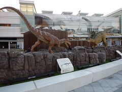朝６時半に福井駅に到着。
駅前には恐竜のモニュメント。

ここからレンタカーを調達。