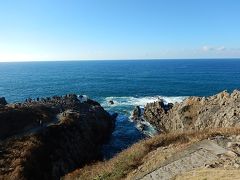 あわら温泉から海へ向かい、東尋坊へたどり着く。

周囲には有料駐車場の看板が多いが、午後にはほとんどが無料開放される。