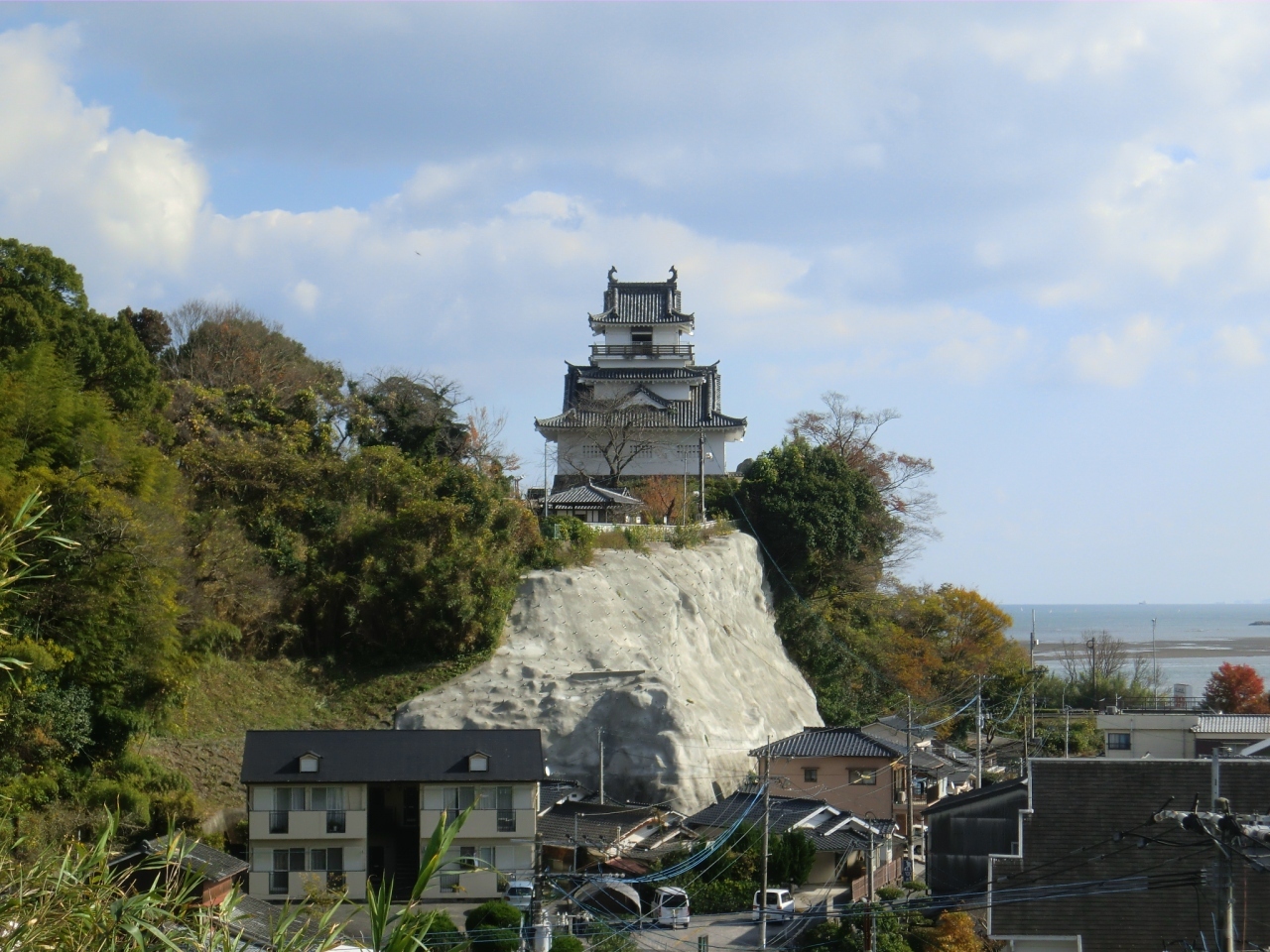 杵築城の模擬天守が見えてきました。

最初は木付氏によって、室町時代の初期に築城されました。
