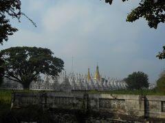 寺院の中に入ってじっくり見る時間がなかったので外からみただけのサンダムニ・パヤー。
こちらには1774の小仏塔が