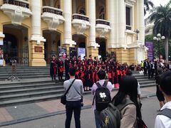 オペラハウス前はいつも学生たちの記念写真で盛り上がっています