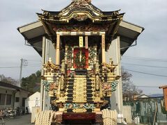 待っているのがつまらなくなり、近所の西光寺へぷらぷら。
山車、キレイですね。
スピーカーで、祭囃子が響いていました。