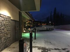 帰国日の空港行きバス
事前に登録すると、宿泊ホテル迄ピックアップに来てくれます。
マイナス20度に下がる中、時間通りで、フロントまで迎えに（探しに）来られてしまいました。外に出て待っていなくてすみません！
カルガリー空港には時間通りに到着。プロです。