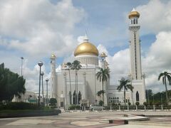 町の中心に位置する、スルタン・オマール・アル・アイフディン・モスク、通称オールドモスク。