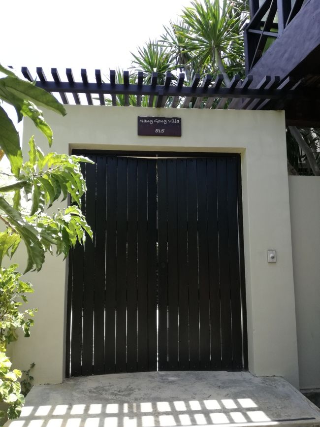 515号室に到着です！<br />大きな門扉です。<br />このようなヴィラは初めてです。