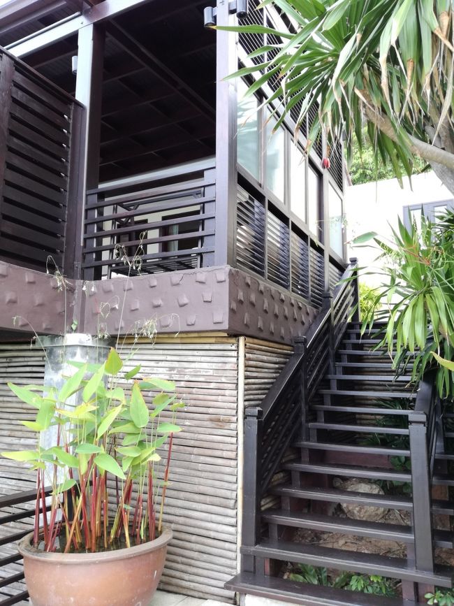 大きな門扉を開けると、右手に階段。