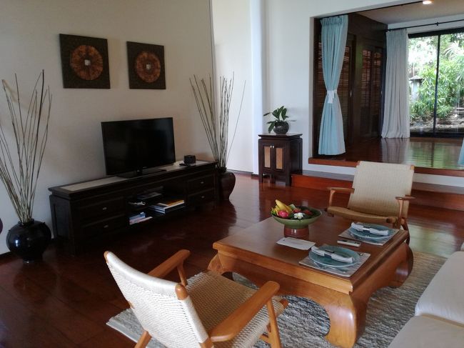 左にはテレビ。