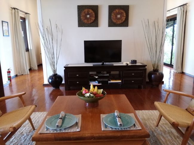 大きなソファに座って見える風景。<br />テレビの後ろにさらに部屋があります。