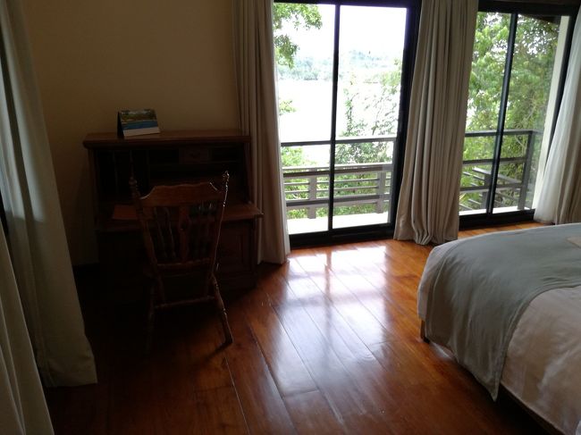 ベッドルームからはプールが見えます。<br />後で写真を紹介します。<br />左脇にはライティングテーブル。<br />使いませんでしたが……。