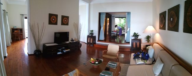 広すぎて部屋の全景が写真に収まりきらないので、パノラマ写真。