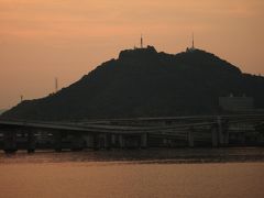 黄金山

日の入り日の出アプリで
黄金山に沈む夕日を狙いたかったけど
全然ダメダメでしたね