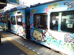 鎌倉駅から長谷駅に向かう江ノ電に、ちょうどラッピング車両が来ました。うわぁー。かわいいデザインの車両ー。