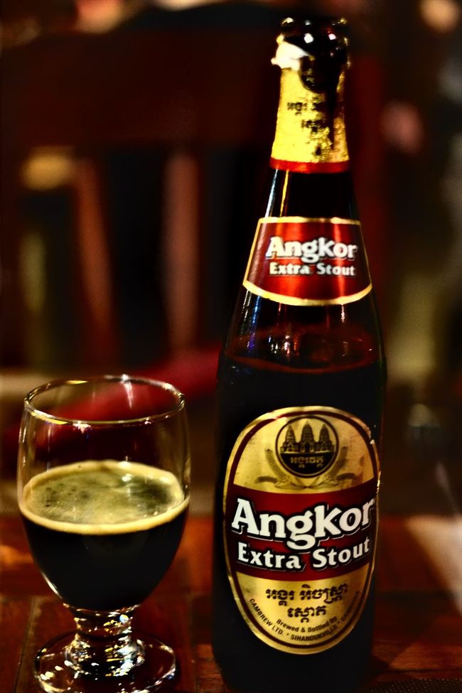 飲み物は、アンコールビールを頼みました。エクストラスタウトというのが量が多かったのでそれにしたら、黒ビールでした。個人的に黒ビールの味は苦手です。つまり、ここの料理は食べるもの飲むものすべて、口に合いませんでした（もちろん、あくまで個人的な感想です）。さらに、最後の勘定で５０ドルが余分に請求されていたので、そんなものは頼んでいない、ビールの４ドルだけだと言ったら、素直に応じましたが、釣りを渡されるまでにかなり待ちました。それから、途中で一匹の猫が入り込んできて、店員が思い切り蹴とばしていました。そんなわけで、レストランとしては個人的に落第点をつけたいところですが、団体で利用すれば数の力で、店員の態度も違ってくるのかもしれませんから、以上の話は単なる個人的な体験談であり、参考です。