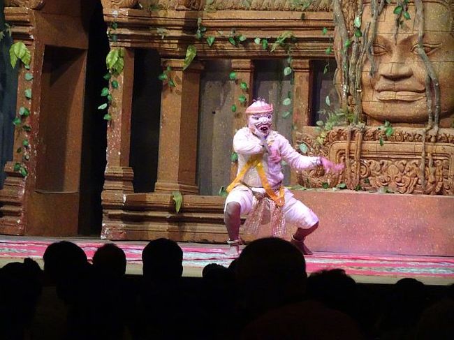 次は「金の人魚のダンス」のようです。ヒンドゥー教の聖典でもある「ラーマーヤナ」がもとになっています。これは、サル軍のリーダー、ハヌマーンだと思います。