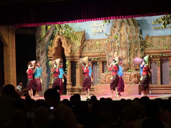 竹でできた、魚獲りの道具を使って踊ります。