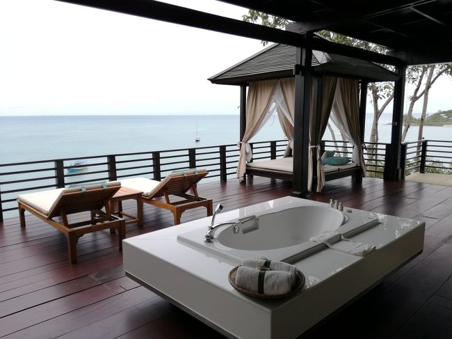 入口からの風景。<br />バスタブ、デッキチェア、ガゼボ。<br />それと青い海！