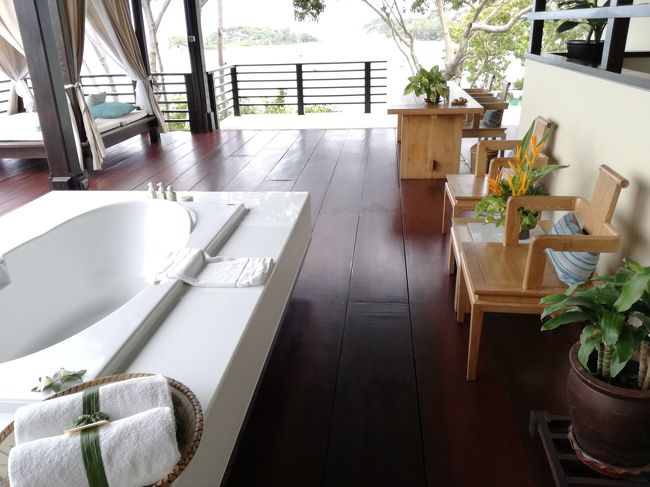 バスタブの脇には、ちょっとした椅子。