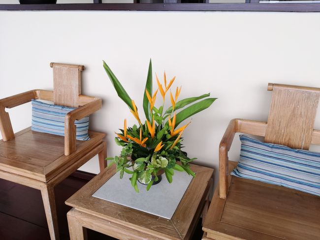 さりげない椅子なのですが、花が飾ってあったりして素敵な空間となっています。<br />別にバスタブ横に椅子はなくてもいいのだけど、バスからでてホッとする所としては必要？