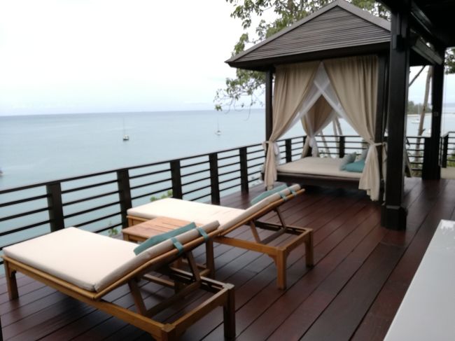 デッキチェアとガゼボ。<br />写真が悪くて白くなってますけど、目の前は青い海！