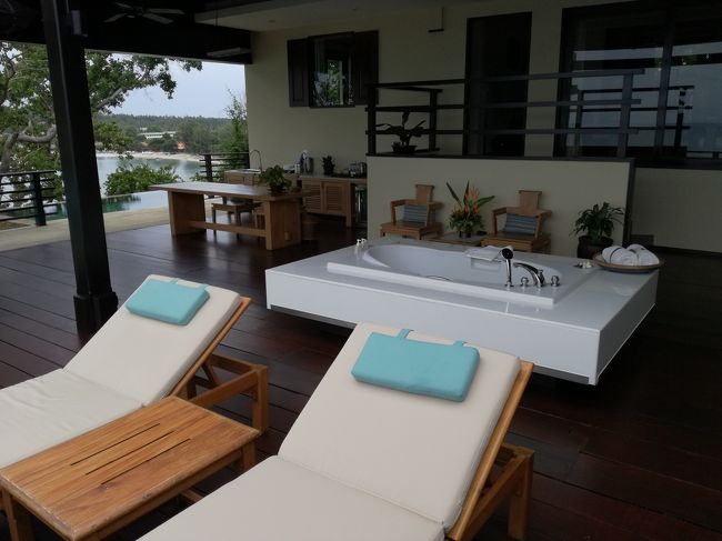 振り返ると、テーブルと左にはプール！