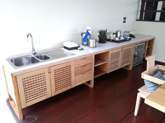 流しもあり、テイクアウトなど街で買い出ししてきたら、ここでささっと用意して素敵な時間が作れます。