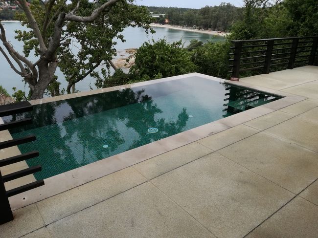 さて、奥にはプール！<br />ここのプールは少し水が冷たいです。<br />外のプールはぬるま湯までいかないですが、水温高めなのですが、ここは小さいからかちょっと冷たい。<br />入ってしまえば快適！<br />