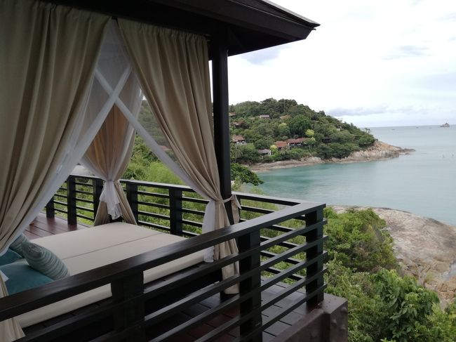 ガゼボはテラスの角にあります。