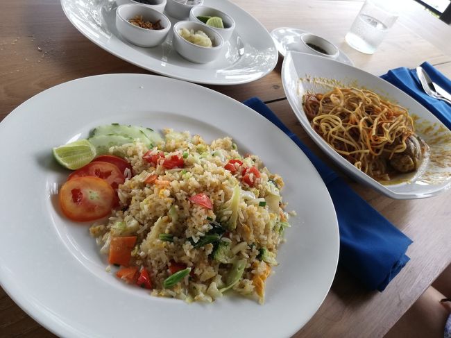 ルームサービスを頼んでテラスで昼食。<br />心地よい時間が流れます。