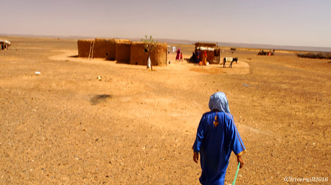 ベースキャンプから約3時間で到着。このとき12時過ぎで気温はMAX。<br /><br />それでも、砂漠の民は、ブルーの衣装をまとって、涼しい顔して汗一つ掻いていない。<br /><br />慣れってすごい。<br />