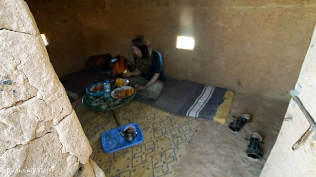 建物内はこんな感じ。<br />一応、明かり窓はあります。当然、電気なし。トイレなし。<br />水道なし。シャワーなし。<br /><br />ただし、土壁だからか、部屋の中は嘘のように涼しいです。<br />生活の知恵の天然のクーラー。