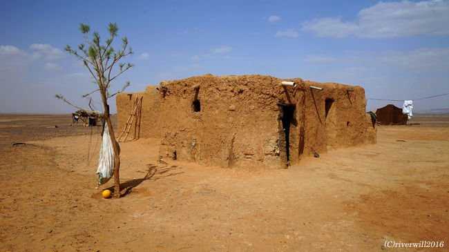 本日の寝床。<br />客人向けに解放された、土壁の家。