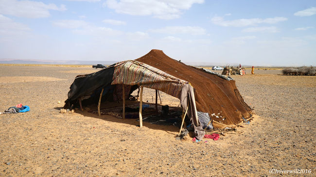 このテントの下でお母さんやこどもたちが民芸品をせっせと作っていました。