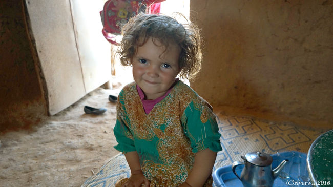 ノマドファミリーの末っ子の女の子。まだ2～3歳ぐらい。<br />もちろん英語は話せない。<br /><br />人懐っこくて、一番近寄ってきてくれました。